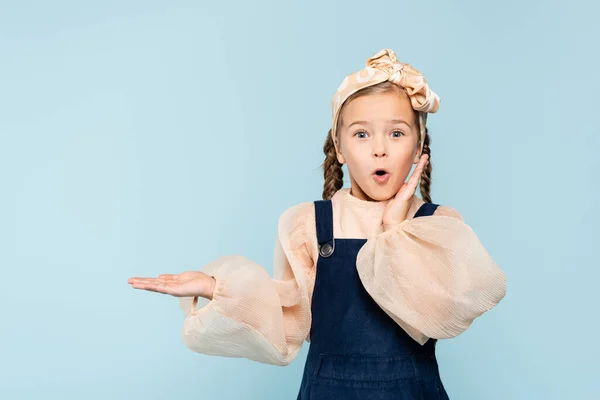 Surprised Kid Headband Bow Looking Camera While Pointing Hand Isolated — Stock Photo, Image