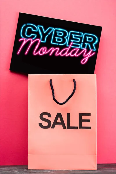 Cartaz Com Letras Cibernéticas Segunda Feira Perto Saco Compras Rosa — Fotografia de Stock
