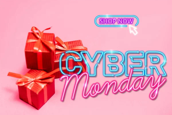 Red Gift Boxes Shop Now Cyber Monday Lettering Pink Blurred — Stock Photo, Image