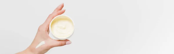 Vista Parziale Donna Che Tiene Contenitore Con Crema Cosmetica Isolata — Foto Stock