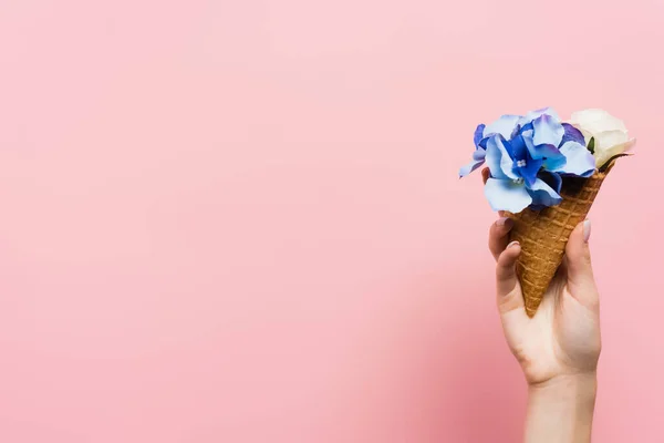 Vista Recortada Mujer Sosteniendo Cono Gofre Con Flores Azules Aisladas — Foto de Stock