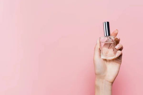 Gedeeltelijk Uitzicht Vrouw Met Fles Met Luxe Parfum Hand Geïsoleerd — Stockfoto