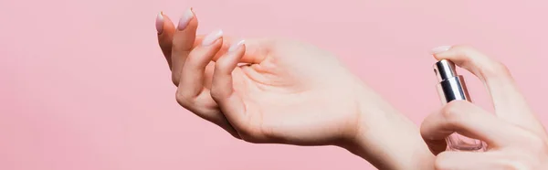 Beskärd Över Kvinna Innehav Flaska Med Lyx Parfym Isolerad Rosa — Stockfoto
