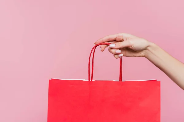 Visão Parcial Mulher Segurando Saco Papel Isolado Rosa — Fotografia de Stock