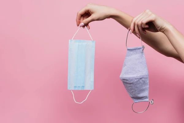 Vista Cortada Mulher Segurando Máscaras Médicas Algodão Isolado Rosa — Fotografia de Stock