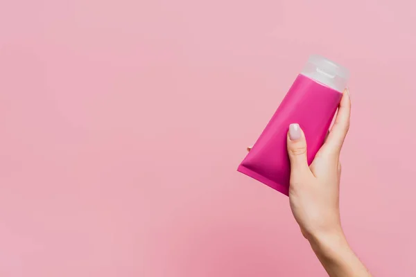 Gedeeltelijk Zicht Vrouw Holding Tube Met Lotion Geïsoleerd Roze — Stockfoto