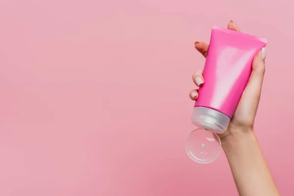 Vue Recadrée Femme Tenant Tube Avec Lotion Isolée Sur Rose — Photo