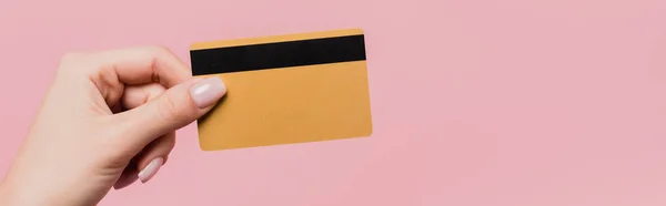 Partiell Bild Kvinna Som Håller Kreditkort Handen Isolerad Rosa Banner — Stockfoto