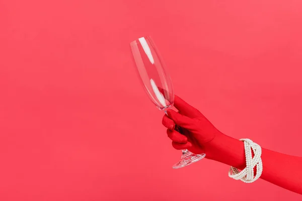 Обрезанный Вид Женщины Перчатке Пустым Бокалом Шампанского Изолированным Красном — стоковое фото