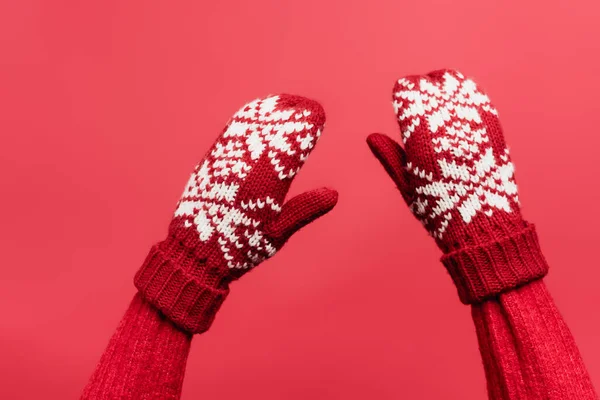 Abgeschnittene Ansicht Weiblicher Hände Warmen Fäustlingen Isoliert Auf Rot — Stockfoto