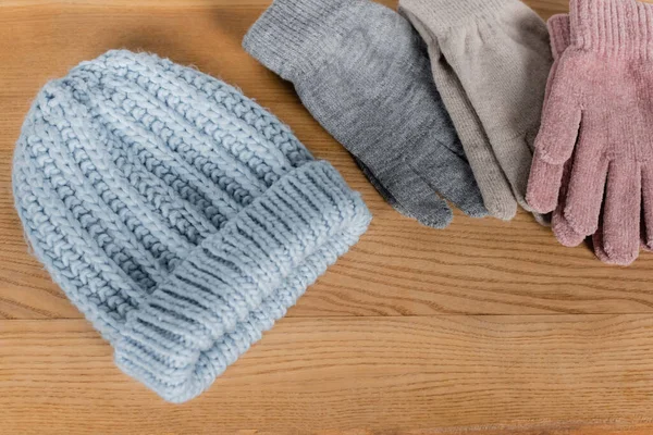 Vue Dessus Chapeau Des Gants Tricotés Sur Surface Bois — Photo