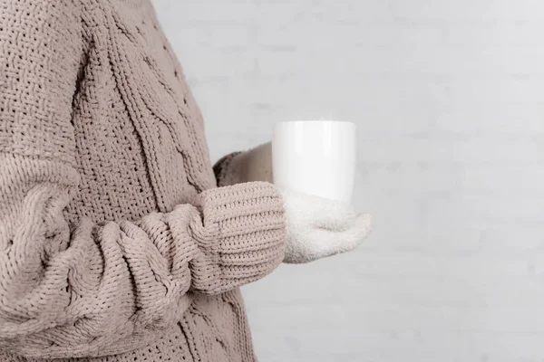 Vista Recortada Mujer Suéter Caliente Guantes Sosteniendo Taza Sobre Fondo —  Fotos de Stock