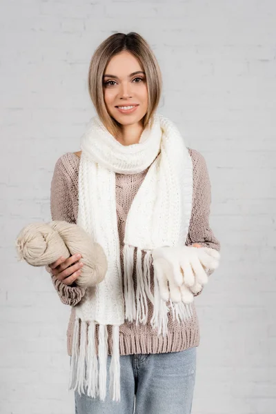Mulher Sorridente Suéter Cachecol Segurando Luvas Quentes Fios Fundo Branco — Fotografia de Stock