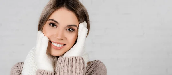 Mujer Sonriente Suéter Punto Guantes Suaves Mirando Cámara Sobre Fondo —  Fotos de Stock