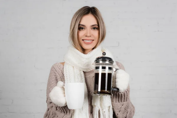 Mujer Sonriente Suéter Caliente Bufanda Guantes Sosteniendo Taza Cafetera Sobre —  Fotos de Stock