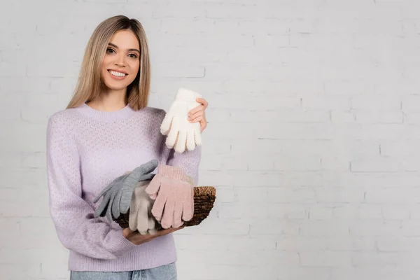 Mulher Feliz Camisola Segurando Cesta Com Luvas Quentes Fundo Branco — Fotografia de Stock