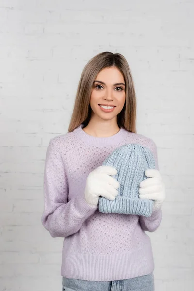 Glimlachende Vrouw Gebreide Trui Handschoenen Met Muts Buurt Van Witte — Stockfoto