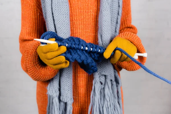 白い背景に手袋やセーター編みの女性の作物ビュー — ストック写真