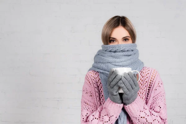 Mujer Jersey Cálido Bufanda Guantes Sosteniendo Taza Sobre Fondo Blanco —  Fotos de Stock