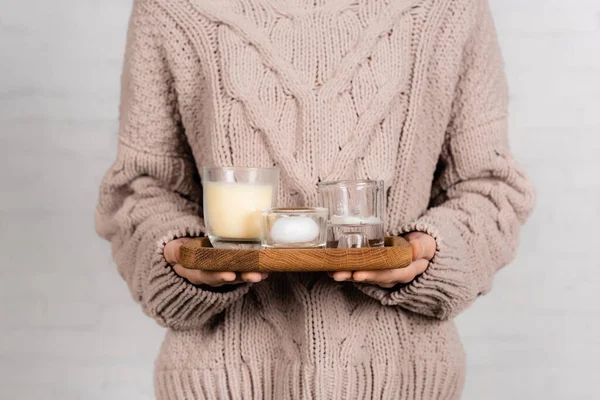 Vista Recortada Mujer Suéter Caliente Sosteniendo Velas Tablero Madera Sobre — Foto de Stock