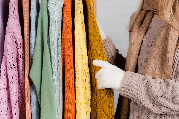 白い背景にニットセーターの近くに立って柔らかい手袋で女性の作物ビュー — ストック写真