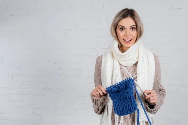 Sorrindo Mulher Olhando Para Câmera Enquanto Tricô Fundo Branco — Fotografia de Stock