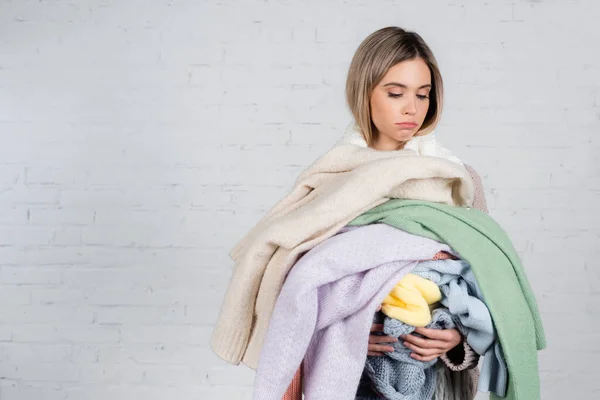 Junge Frau Hält Strickpullover Auf Weißem Hintergrund — Stockfoto