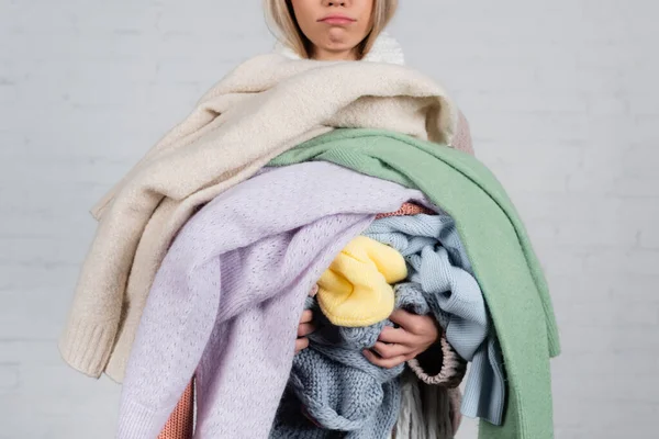 Gesneden Weergave Van Breigoed Handen Van Vrouw Witte Achtergrond — Stockfoto