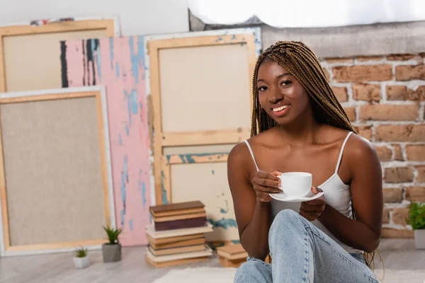 Sonriente Mujer Afroamericana Sosteniendo Taza Café Mirando Cámara Casa — Foto de Stock