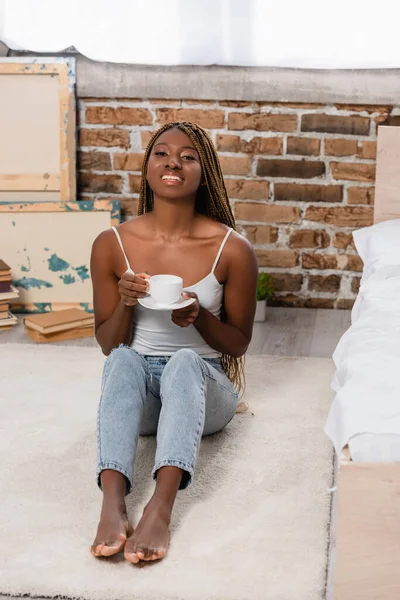 Vidám Afro Amerikai Kezében Csésze Kávét Miközben Szőnyegen Hálószobában — Stock Fotó