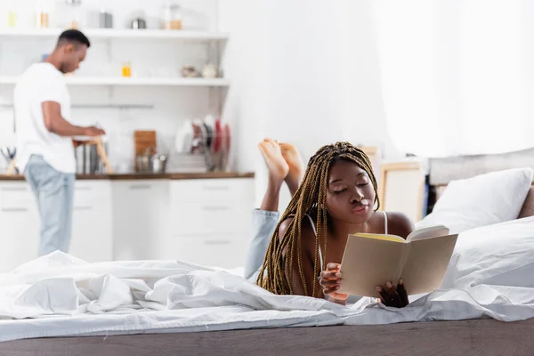 African American Woman Reading Book While Lying Bed Home — Stock Photo, Image