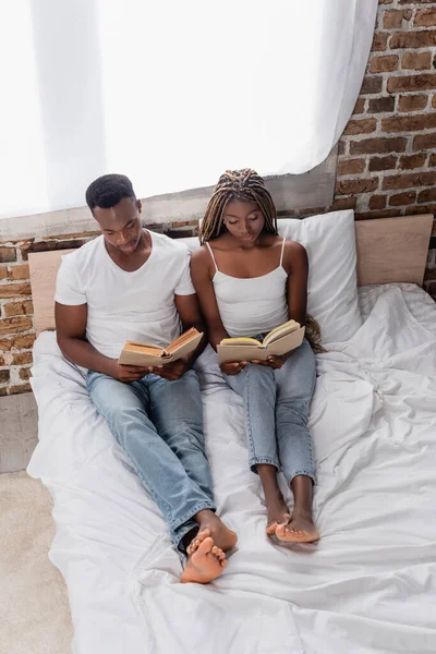 Vista Ángulo Alto Pareja Afroamericana Leyendo Libros Cama — Foto de Stock