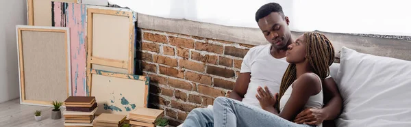 African American Woman Hugging Boyfriend Bed Banner — Stock Photo, Image