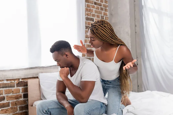 African American Woman Quarrelling Offended Boyfriend Bedroom — Stock Photo, Image