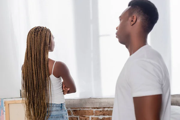 Ofendida Mujer Afroamericana Mirando Ventana Cerca Novio Primer Plano Borroso — Foto de Stock