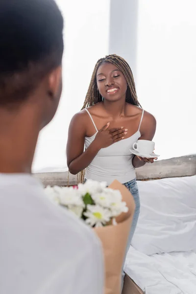 Leende Afrikansk Amerikansk Kvinna Med Kopp Kaffe Tittar Pojkvän Med — Stockfoto