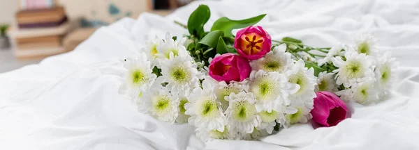 Tulpen Und Chrysanthemen Auf Weißem Bettzeug Banner — Stockfoto