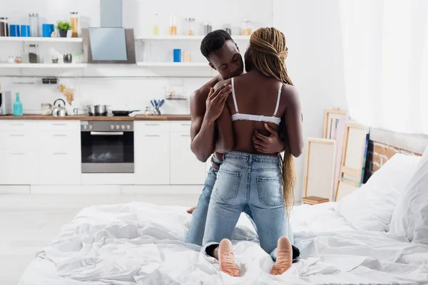 Póló Nélküli Afro Amerikai Férfi Megérinti Szexi Barátnő Ágyban — Stock Fotó
