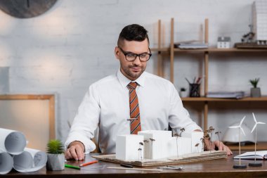 İşyerinde inşaatlara bakan başarılı bir mimar.