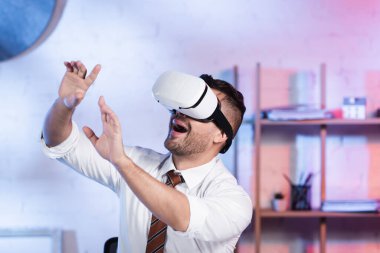 Ofiste VR kulaklığı kullanırken mimar jesti