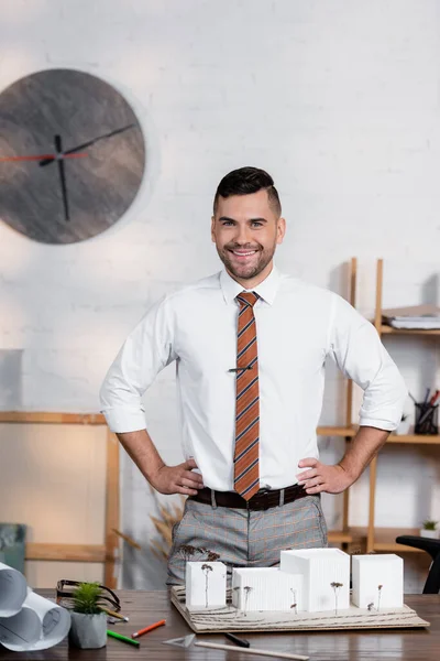 Arquitecto Feliz Pie Con Las Manos Las Caderas Cerca Maqueta — Foto de Stock