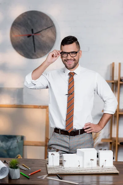 Happy Architect Looking Camera While Standing Hand Hip Architectural Project — Stock Photo, Image