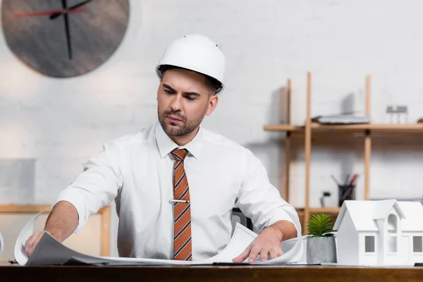 Concentrated Architect Helmet Working Project House Model — Stock Photo, Image