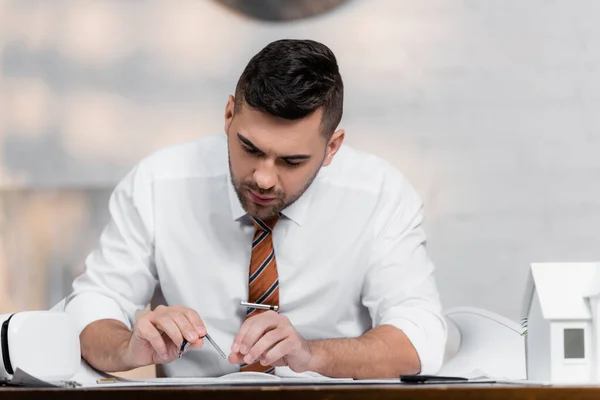 Arquitecto Enfocado Sosteniendo Divisor Cerca Anteproyecto Auriculares — Foto de Stock