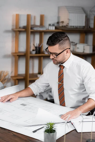 Konzentrierter Architekt Arbeitet Projekt Büro — Stockfoto