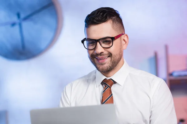 Arquitecto Sonriente Gafas Que Trabajan Oficina —  Fotos de Stock