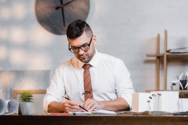 Mimarlık ajansında ev modellerine yakın çalışan odaklı mimar
