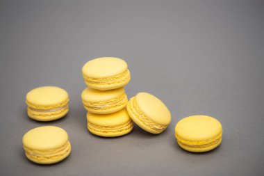 Gri arkaplanda tatlı sarı badem kurabiyeleri 