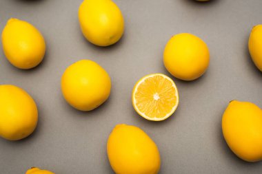 Gri arkaplanda sarı limonların yüksek açılı görüntüsü