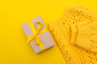 Sarı üzerine izole edilmiş Jumper 'ın yanındaki sarılı görüntünün üst görüntüsü 